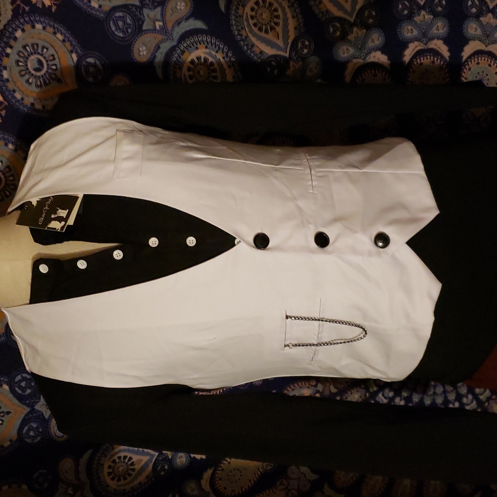 NWT white vest, with chain. Size large